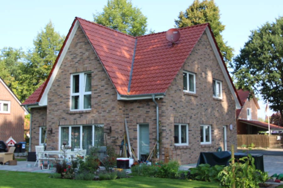 Ein Einfamilienhaus als Friesenhaus massiv gebaut mit knapp 150 qm Grundriss in Hannover, Burgwedel. Ihr Friesenhaus schlüsselfertig bauen mit NURDAHAUS